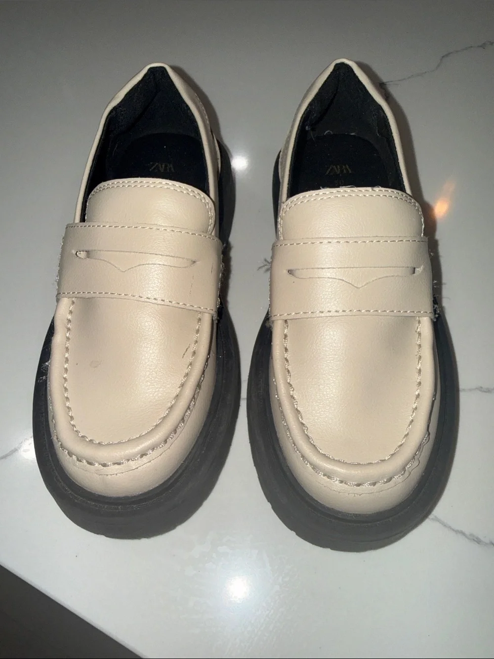 Zara kids size 12.5 ( 30) Lug solePenny Loafer in Beige with Black Platform Sole